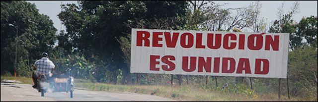 Imagen de un cartel en Cuba que dice: "Revolución es unidad". Foto: Raquel Pérez