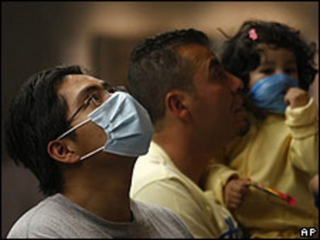 Mexicanos con mascarillas