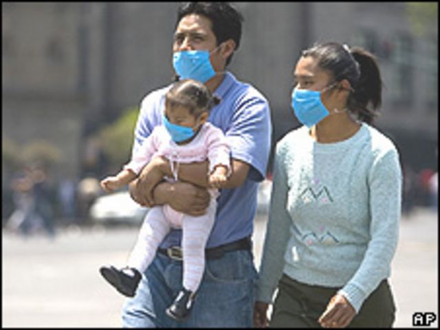 Familia en México con mascarillas