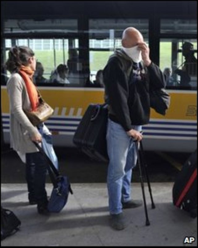 Un hombre que volvió de México usa cubreboca en Bilbao, España