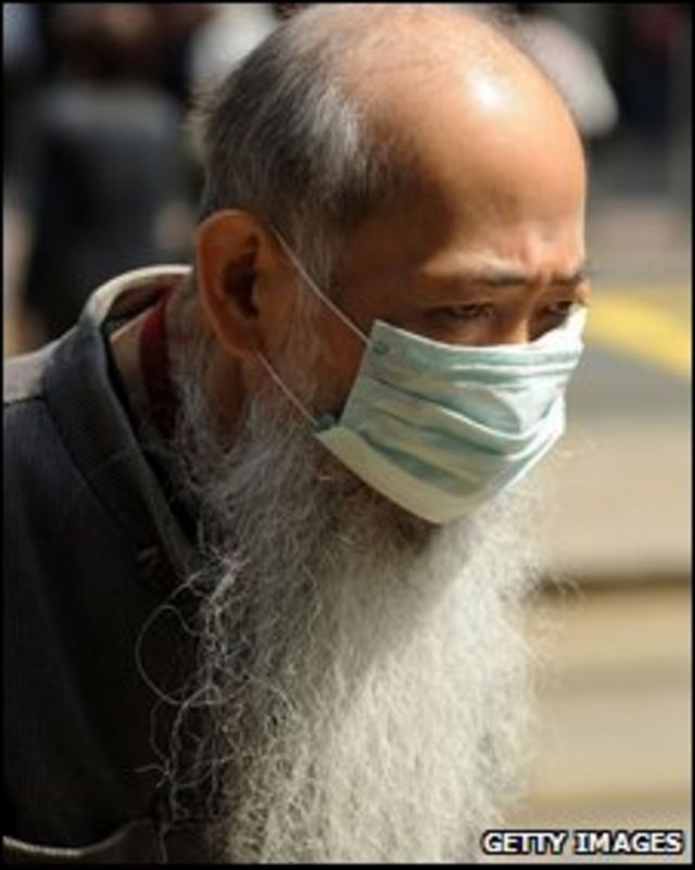 Anciano con cubreboca en Hiong Kong
