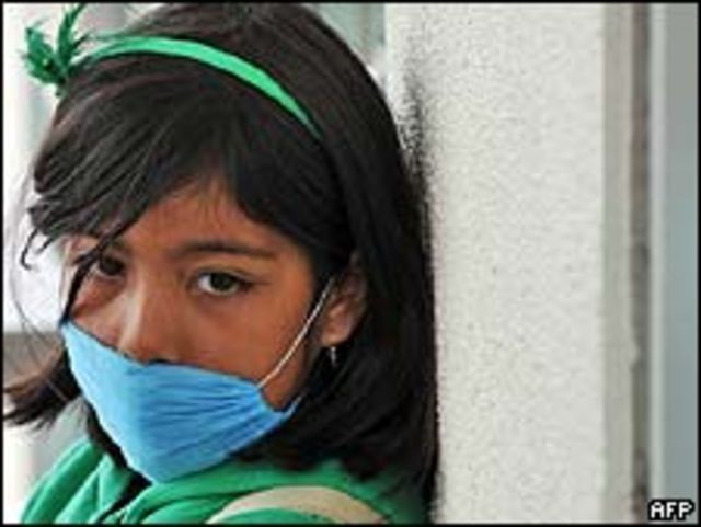 Niña mexicana espera cruzar la frontera hacia EE.UU.