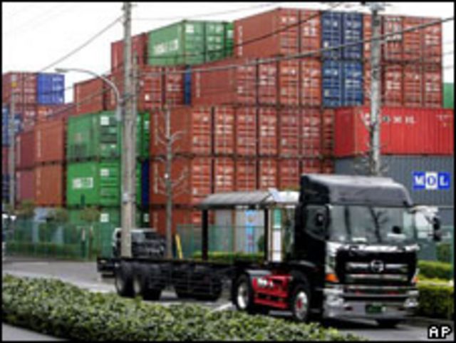 Camión frente a contenedores en la bahía de Tokio