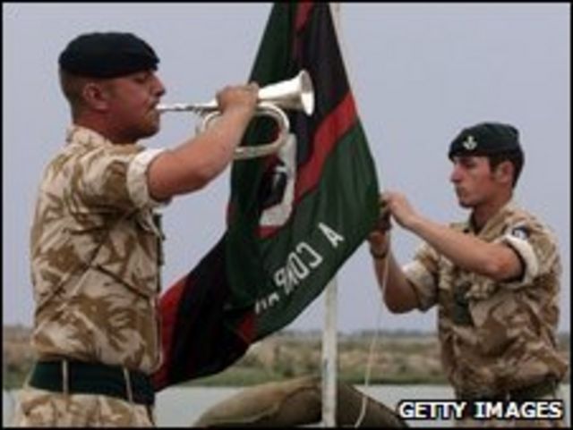 Tropas britânicas passam controle de Basra para forças americanas