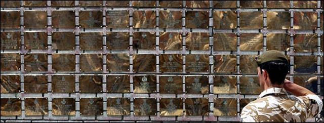 Soldado británico frente a muro en memoria de los caídos en Irak