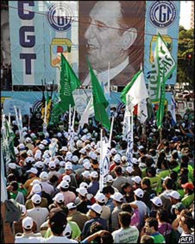 Miles de trabajadores durante una manifestación en Buenos Aires el 30 de abril 2008