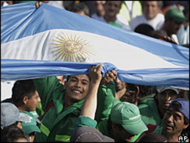 Trabajadores argentinos levantan una bandera durante manifestación en Buenos Aires