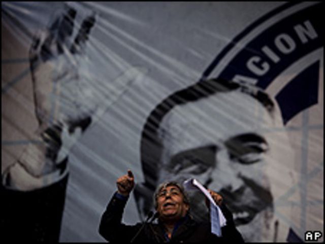 El lider sindical argentino Hugo Moyano habla durante manifestación en Buenos Aires