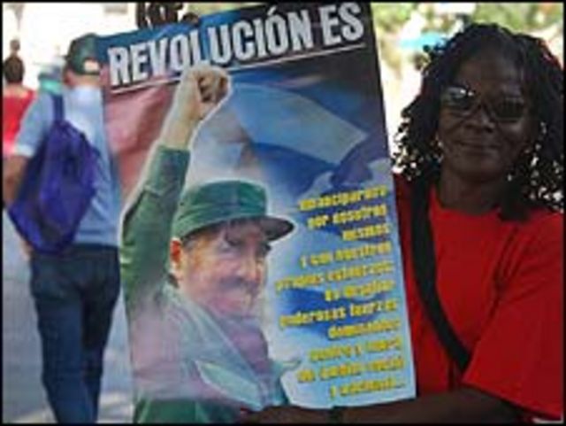 Mujer con afiche de Fidel Castro (foto: Raquel Pérez)