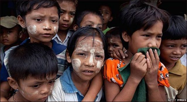 Niños birmanos, sobrevivientes del Nargis.