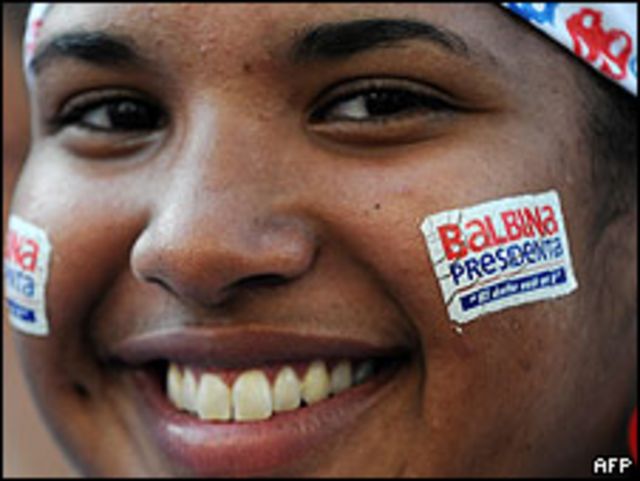  Una joven panameña, con propaganda electoral de la candidata oficialista, Balbina Herrera.