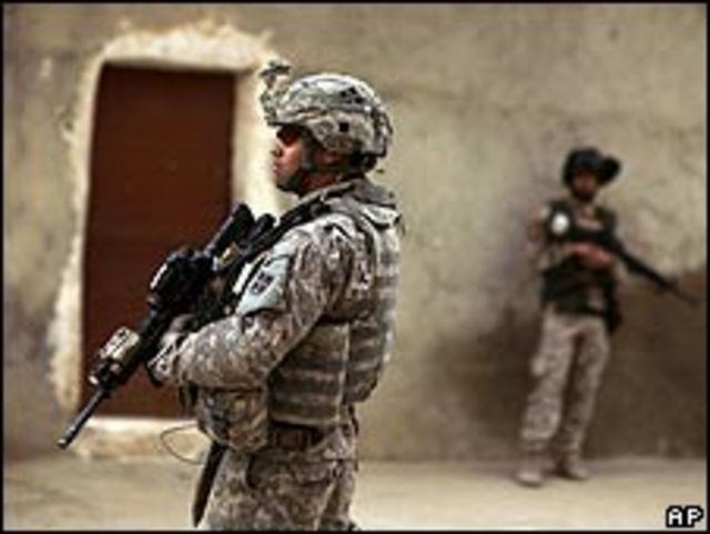 Un soldado iraquí y uno estadounidense en una operación conjunta en Mosul