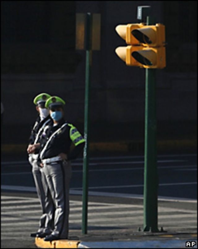 Dos policias con cubrebocas vigilan una de las calles en la Ciudad de México