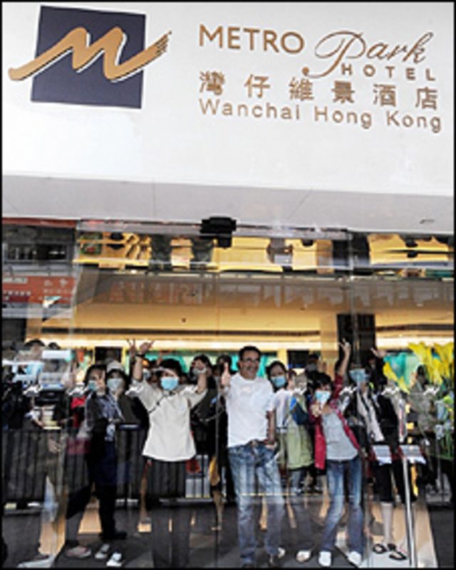 Huéspedes y empleados del Hotel Metro Park de Hong Kong en cuarentena