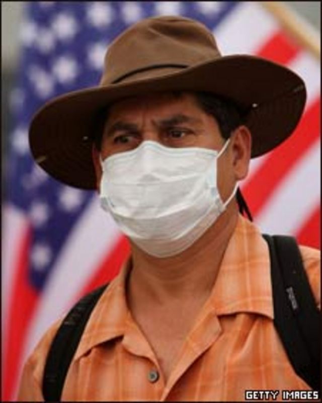 Hombre con mascarilla en California