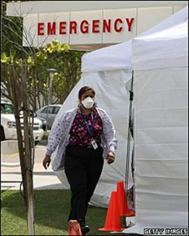 Enfermera con mascarilla en California