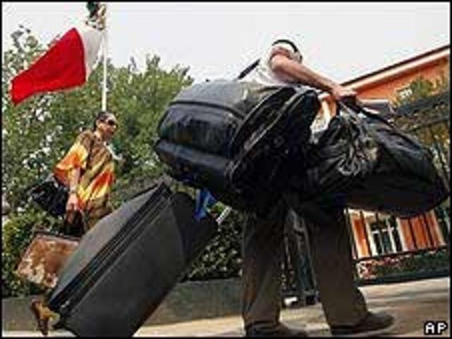 Mexicanos en China llegan a la embajada mexicana para ser evacuados.