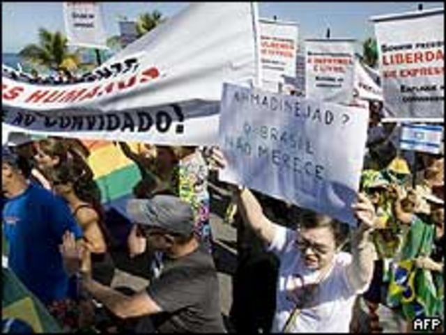 Protesta contra Ahmadinejad en Brasil
