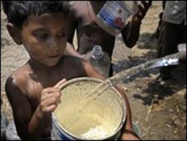 Niño tomando agua