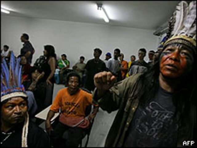 Indígenas brasileños, encerrados en una sede de la Administración Pública del país.