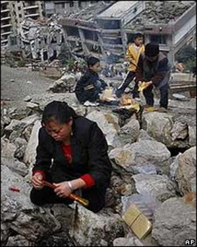 Padres entre los escombros de las escuelas destruidas por el terremoto
