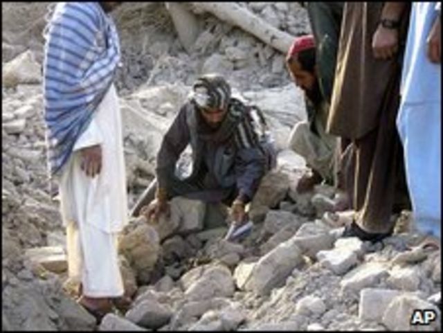 Afganos en las ruinas del pueblo bombardeado por EE.UU.