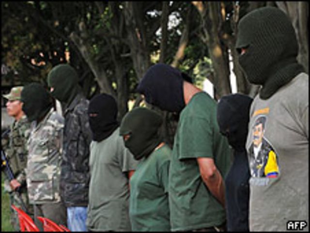 Supuestos miembros de las FARC capturados por el ejército colombiano.