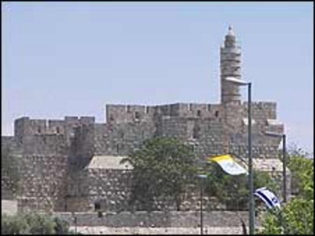 Jerusalén y las banderas del Vaticano e Israel