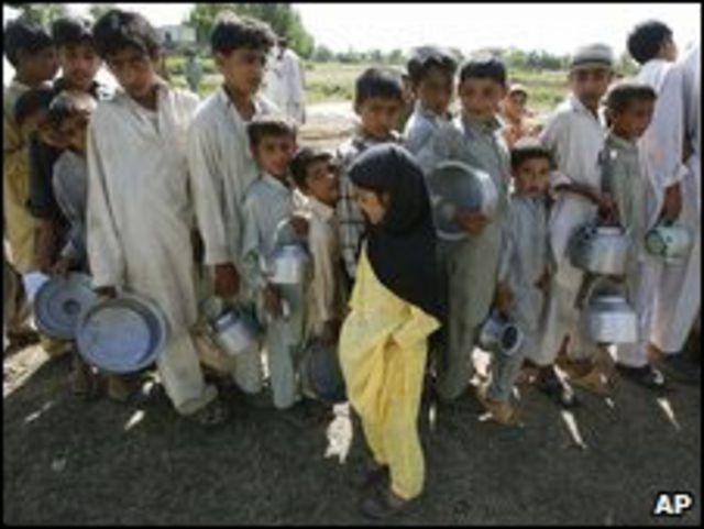 Niños paquistaníes desplazados en Mardan.