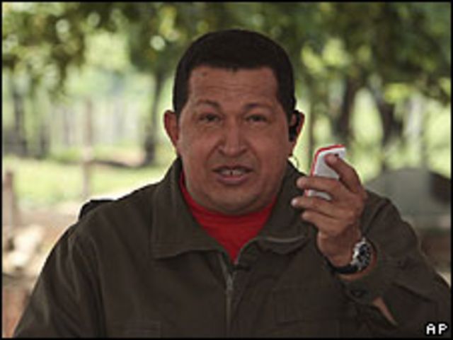 Hugo Chávez con el flamante "vergatario"