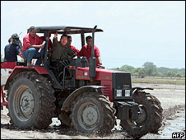 Hugo Chávez, en una visita a terrenos agrícolas en el estado de Barinas, en mayo de 2009.