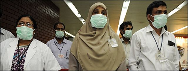 Trabajadores de Sanidad en Bangladesh usan mascarillas