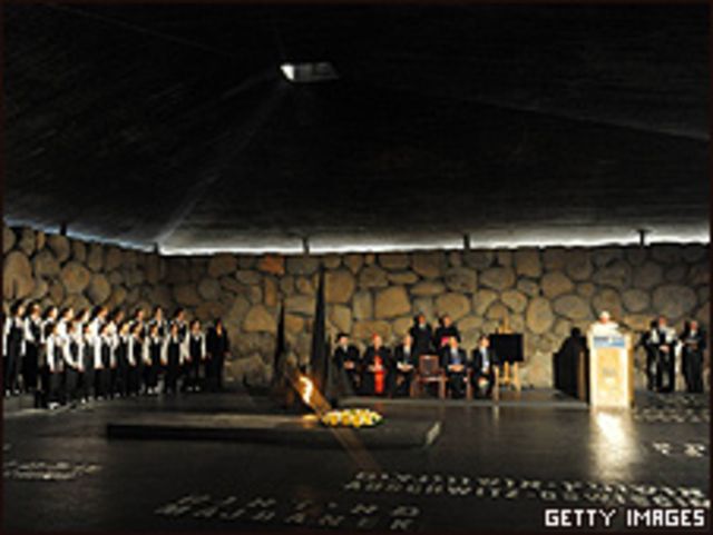 En Yad Vashem junto a líderes israelíes y judíos