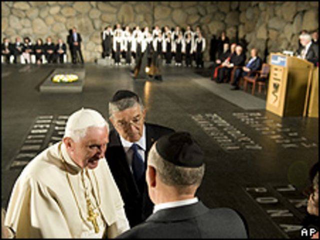 El Papa saluda a sobrevivientes del Holocausto