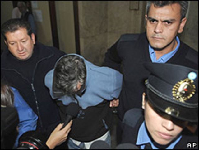 Armando Lucero al ser detenido por la policía argentina