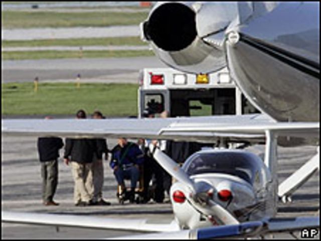 John Demjanjuk es ayudado a subir a avión en Cleveland