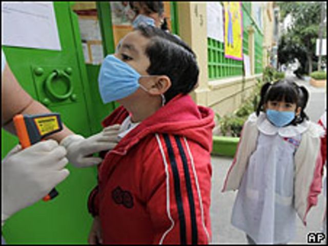 Niño se protege de la gripe procina en una escuela en México