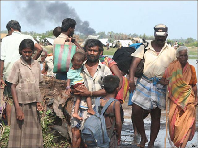 Ciiviles en Sri Lanka huyendo de la zona controlada por los Tigres Tamiles. 