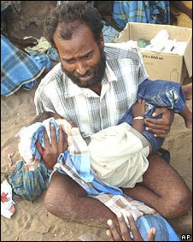 Un hombre tamil llora con el cadáver de su hijo en brazos en la zona de Mullivaaykaal tras un ataque del gobierno