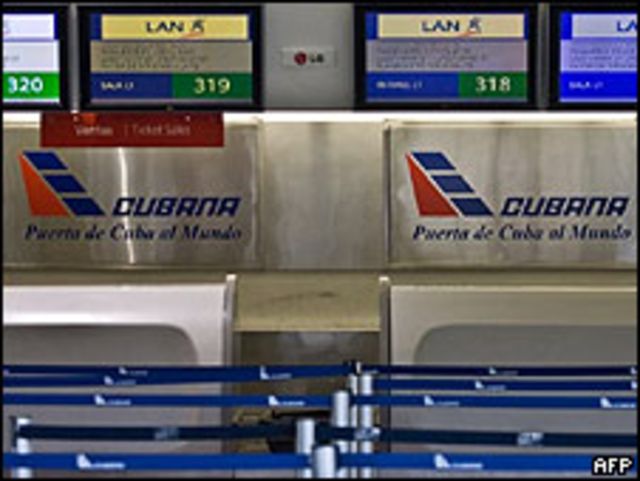 Mostradores de Cubana de Aviación vacíos en el aeropuerto de Ciudad de México