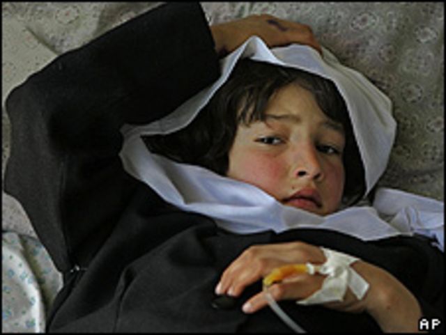 Niña afgana recibe atención médica en la provincia de Kapisa