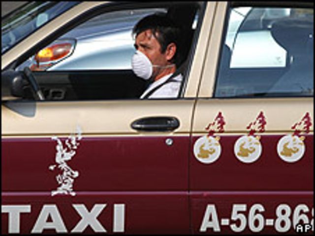 Taxista conduciendo con una mascarilla en Ciudad de México