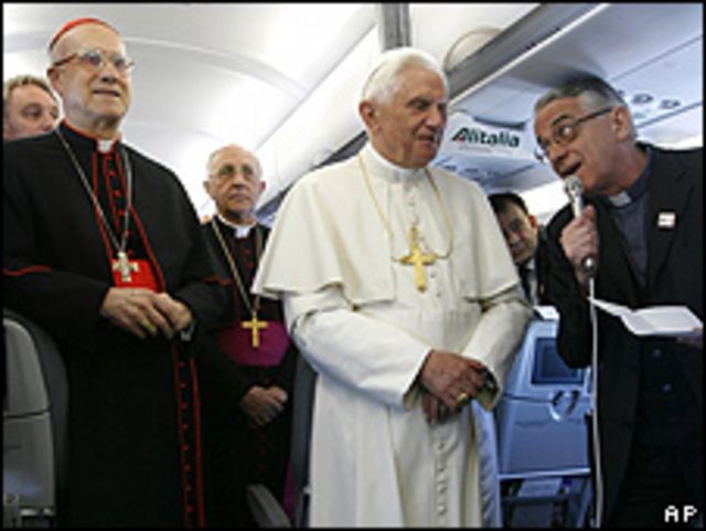 Benedicto XVI acompañado por el encargado de prensa del Vaticano, Vicente Lombardi