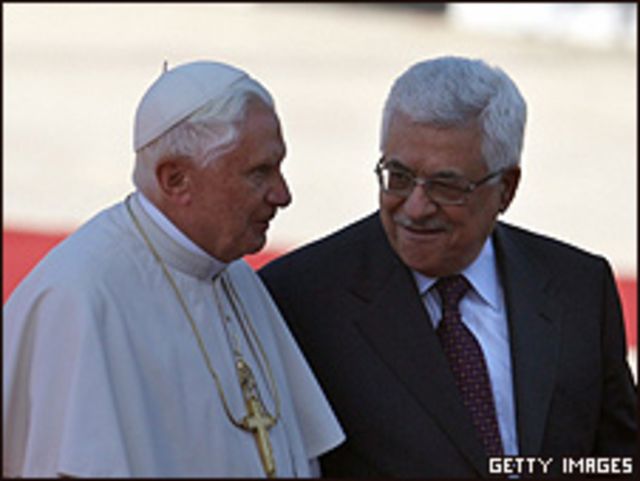 Benedicto XVI junto a Mahmoud Abbas, líder palestino