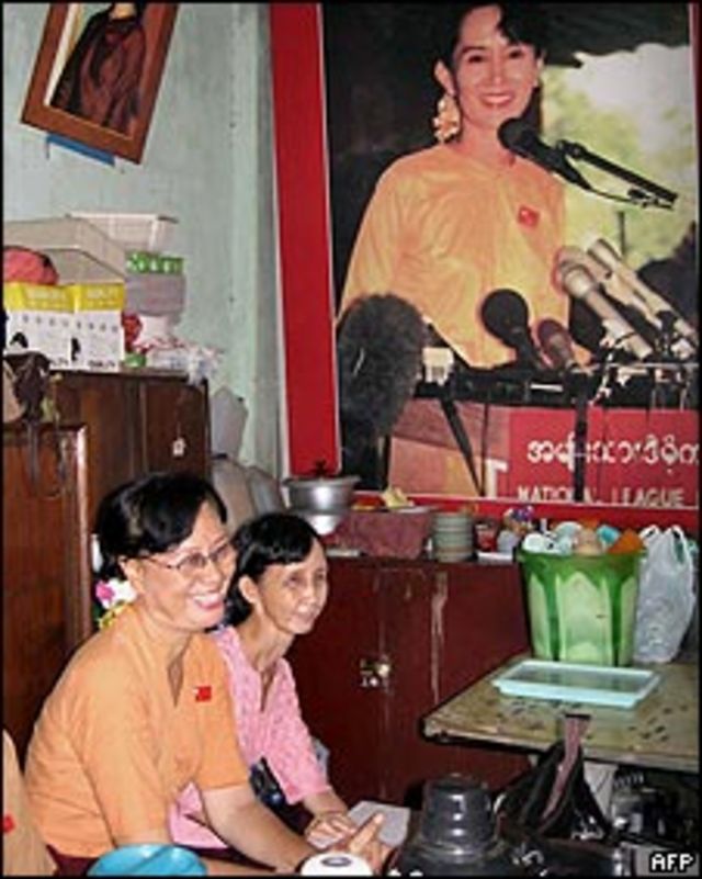 Miembros de la oposición en Birmania, junto a un retrato de Aung San Suu Kyi.