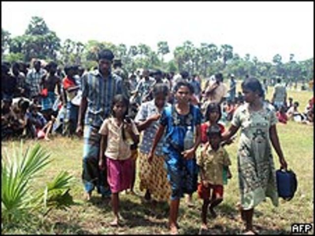 Civiles huyendo de la violencia en Sri Lanka
