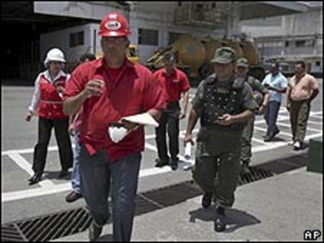 Rafael Coronado (al frente) en la factoría de Cargill