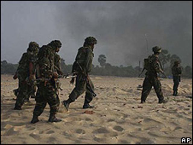 Soldados cingaleses patrullando Vellamullivaikal el 15 de mayo.