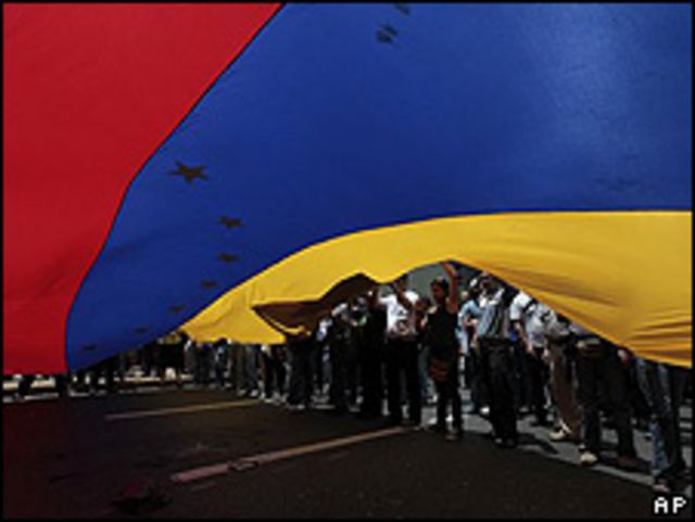 Estudiantes universitarios en Caracas ondean bandera durante manifestación
