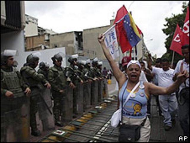 Marcha de estudiantes universitarios frente a policías en Caracas